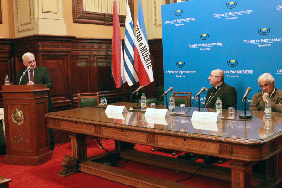 Vicepresidente de Correo Uruguayo, Cardenal Sturla y Director de Correo Uruguayo