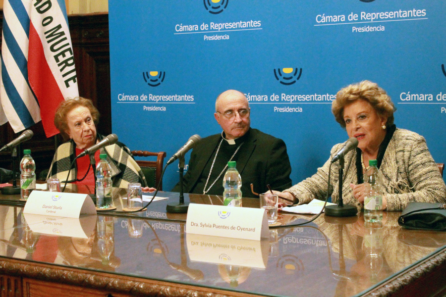 Dra. Sylvia Puentes de Oyenard haciendo uso de la palabra