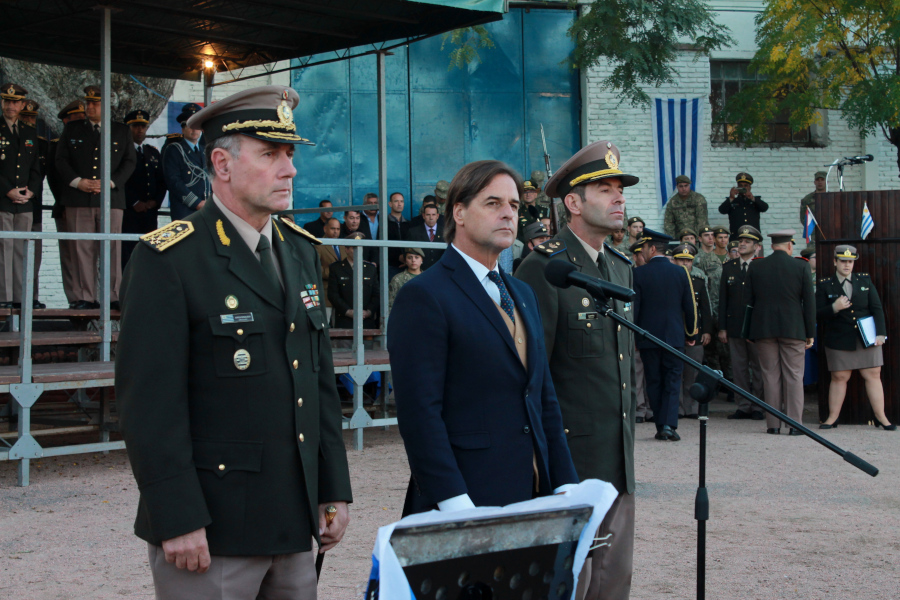 Presidente de la República junto a autoridades castrenses