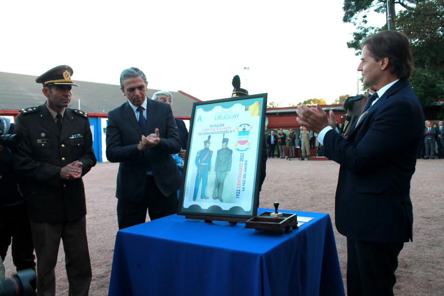 Presidente de la República y Presidente de Correo Uruguayo descubren la reproducción del sello personalizado