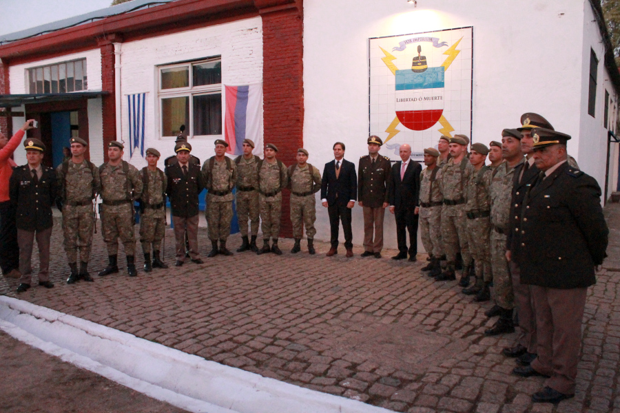 Presidente de la República junto a efectivos de la Unidad