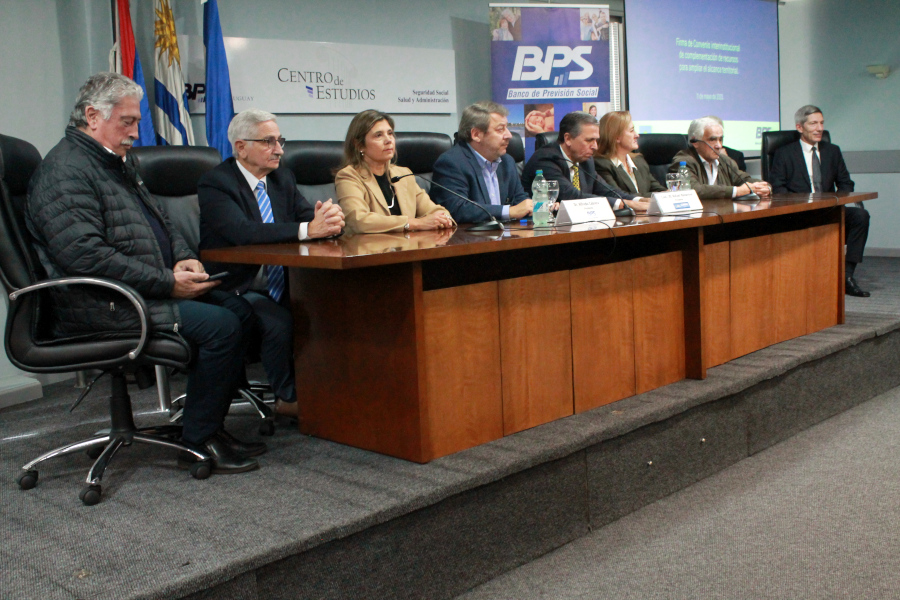 Autoridades de Correo Uruguayo y BPS que participaron de la firma del convenio