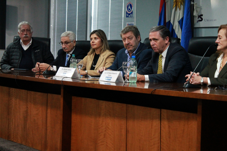 Presidente de Correo Uruguayo haciendo uso de la palabra