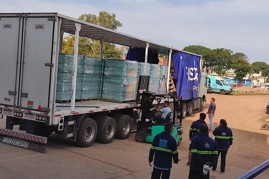 Montacargas descarga las botellas de agua desde un camión