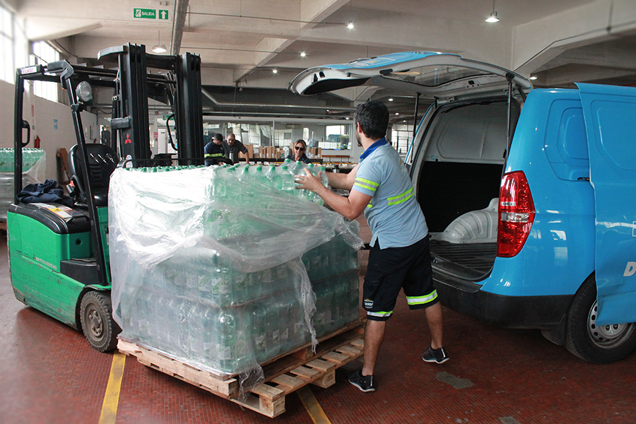 Funcionarios de Correo Uruguayo cargan la camioneta con fundas de agua