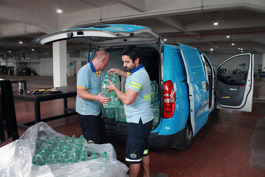 Funcionarios de Correo Uruguayo cargan la camioneta con fundas de agua