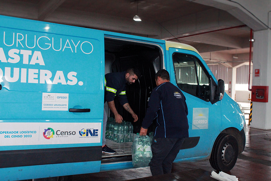 Funcionarios de Correo Uruguayo cargan la camioneta con fundas de agua