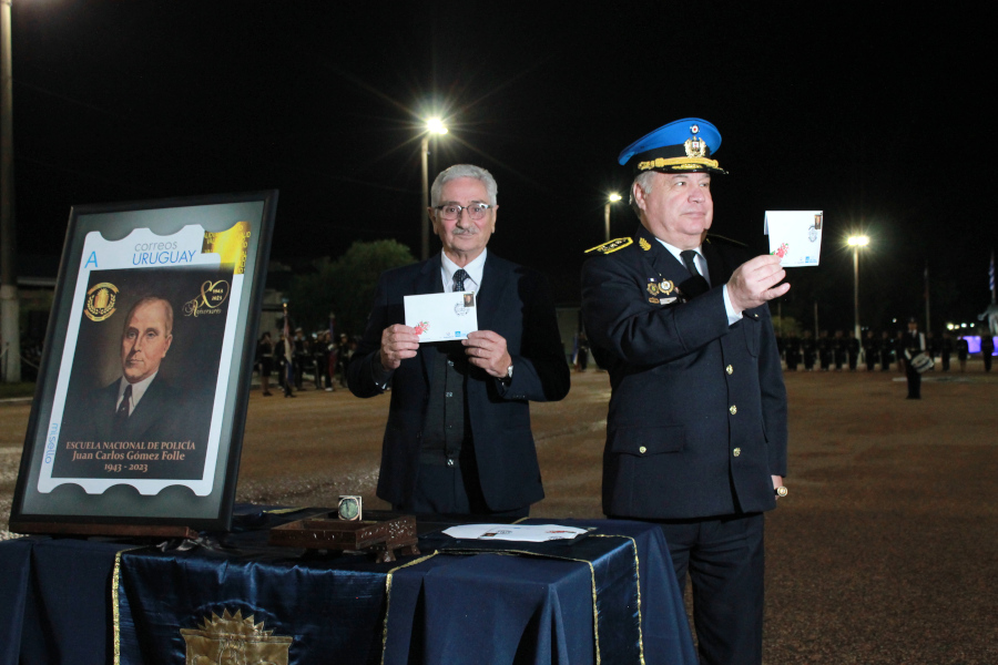 Autoridades exhiben los sobres primer día de emisión luego del matasellado