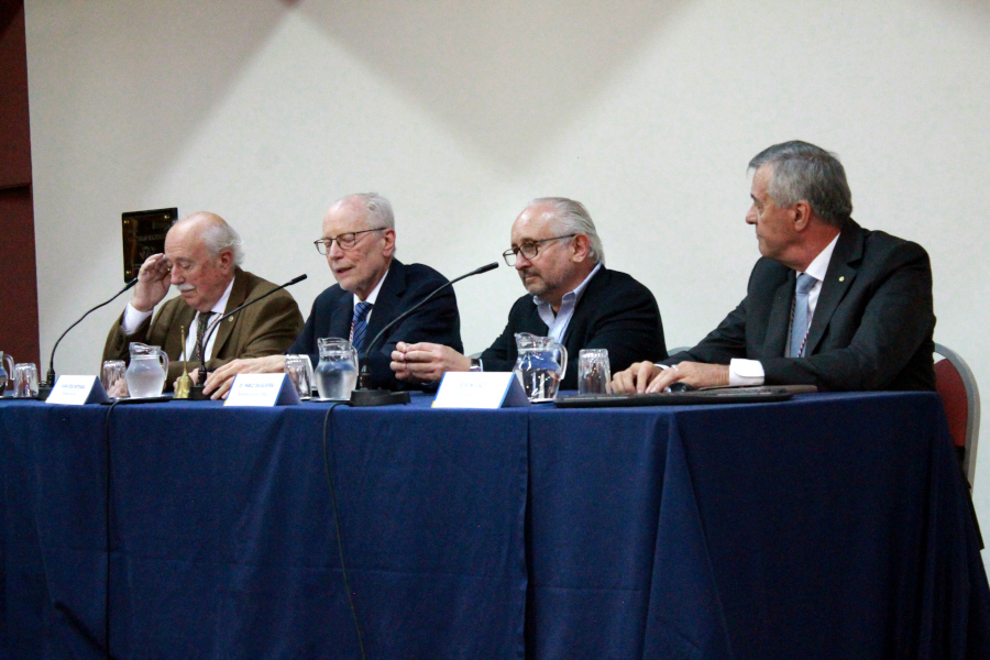 Mesa de autoridades que participaron del acto