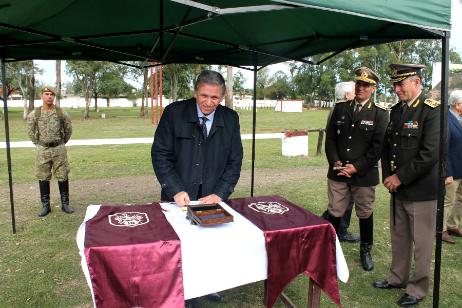 Presidente de Correo Uruguayo matasella el sobre primer día de emisión