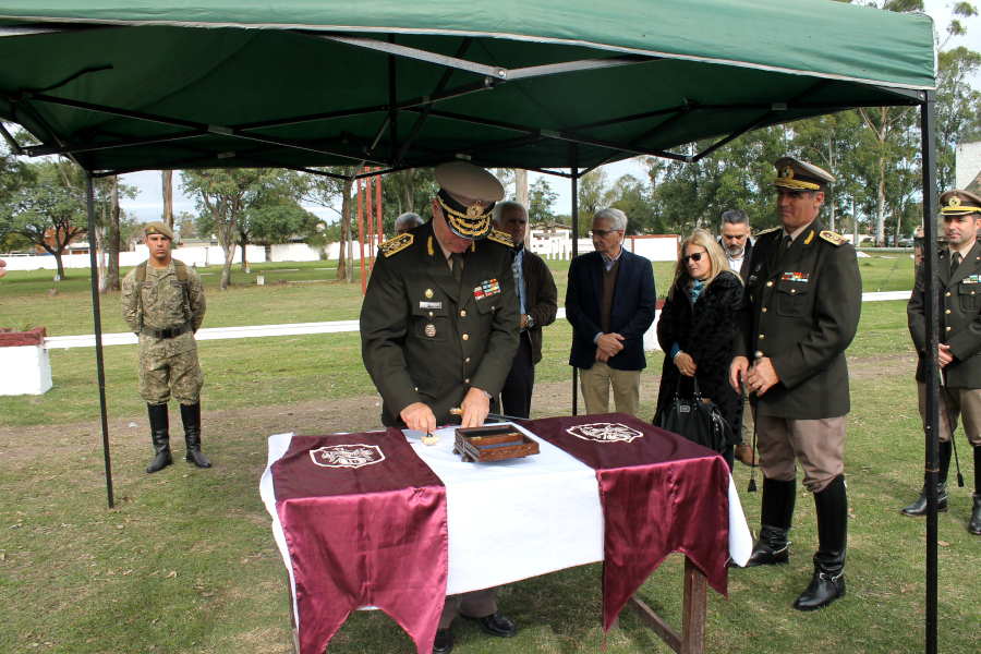 Comandante en Jefe del Ejército matasella el sobre primer día de emisión