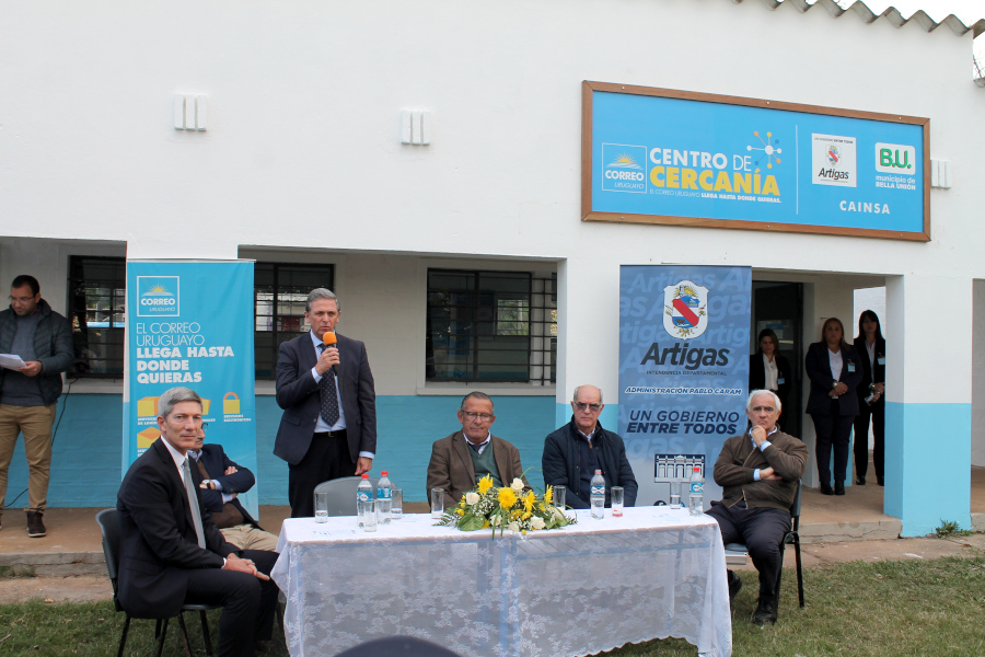 Presidente de Correo Uruguayo haciendo uso de la palabra