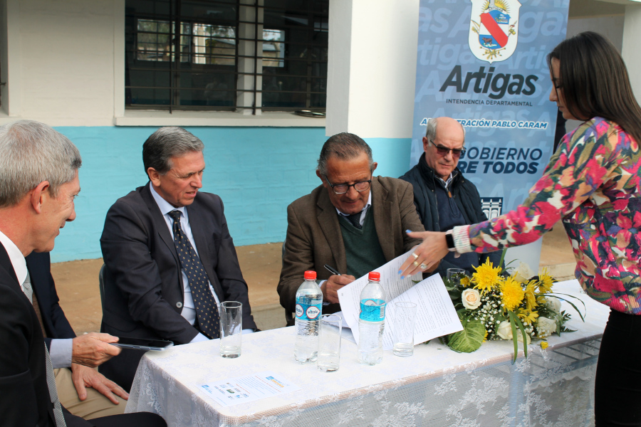 Intendente de Artigas firma el convenio para la implementación del Centro de Cercanía