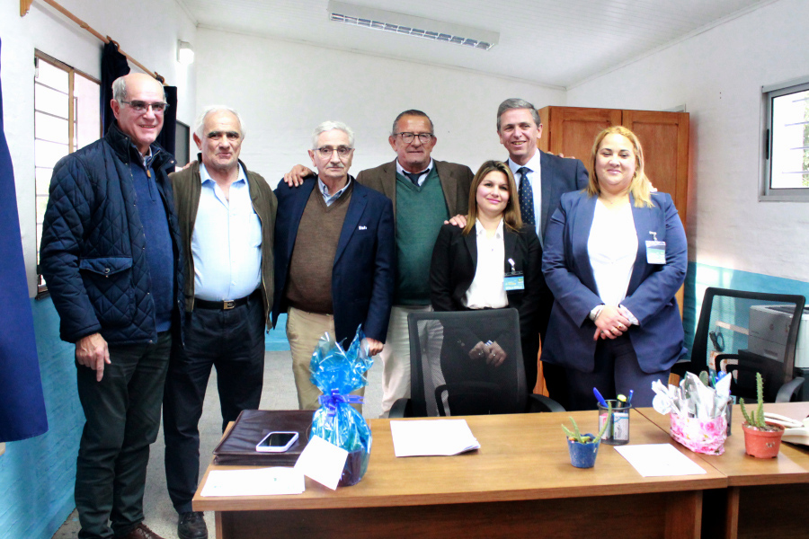 Autoridades de Correo Uruguayo, Intendencia de Artigas y Municipio de Bella Unión junto a las funcionarias del Centro de Cercanía
