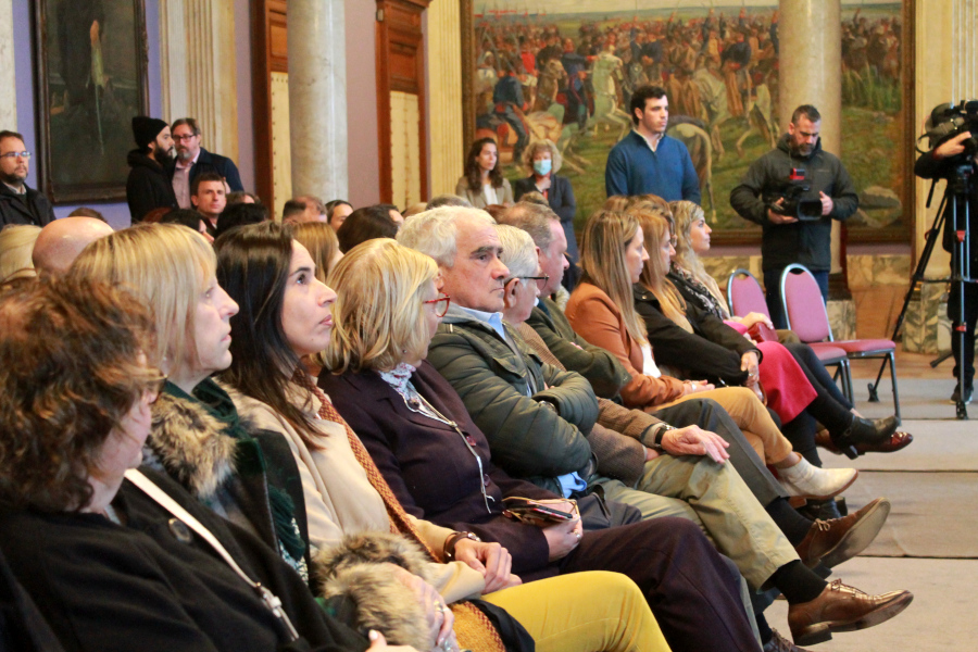 Autoridades y público asistente al acto
