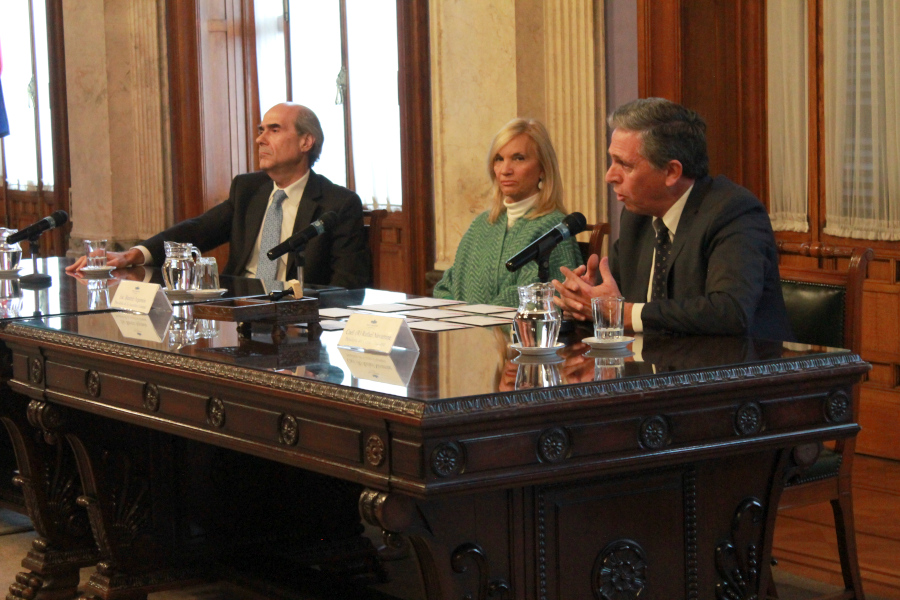 Presidente de Correo Uruguayo haciendo uso de la palabra