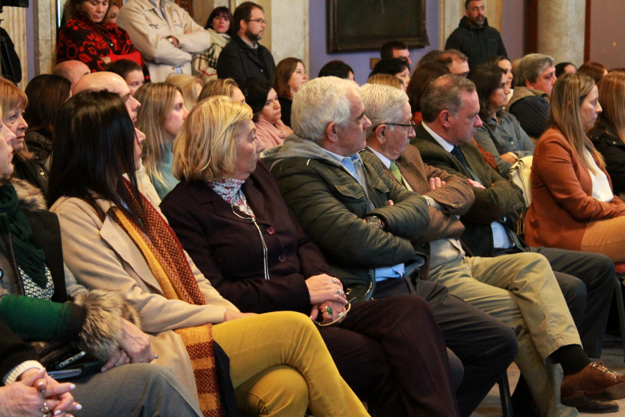 Autoridades y público asistente al acto