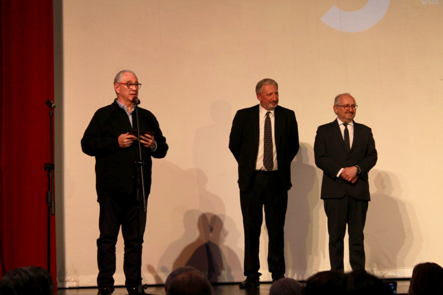 Sr. Sergio Puglia recibiendo su distinción