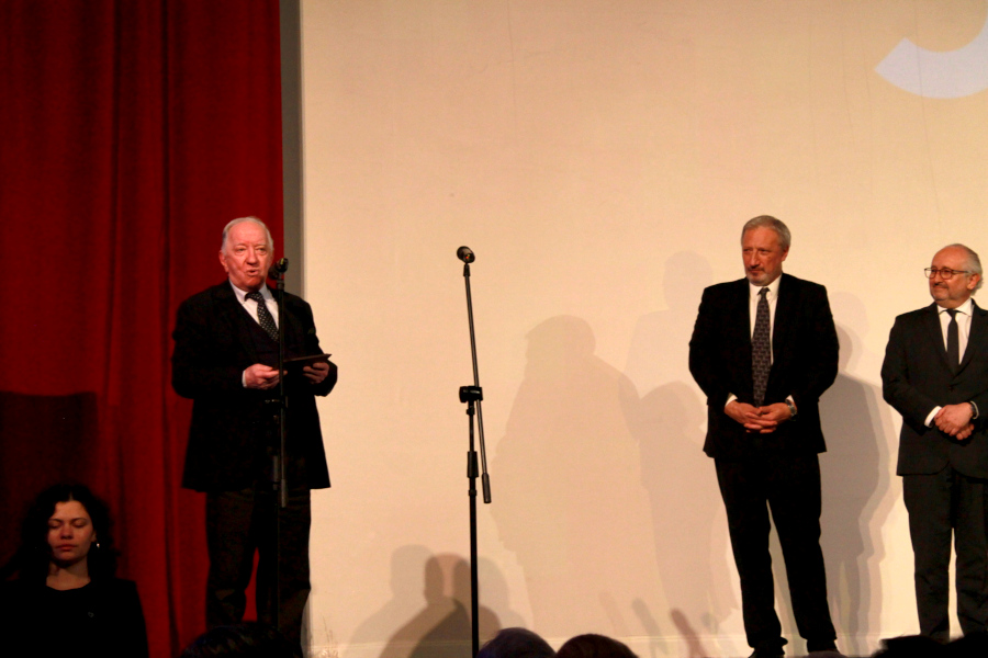 Sr. Ignacio Suárez recibiendo su distinción