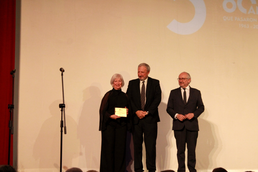 Sr. Ana Rosa Rodríguez recibe su distinción