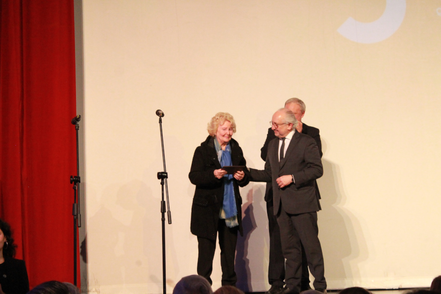 Sra. Lilián Olagaray recibe su distinción