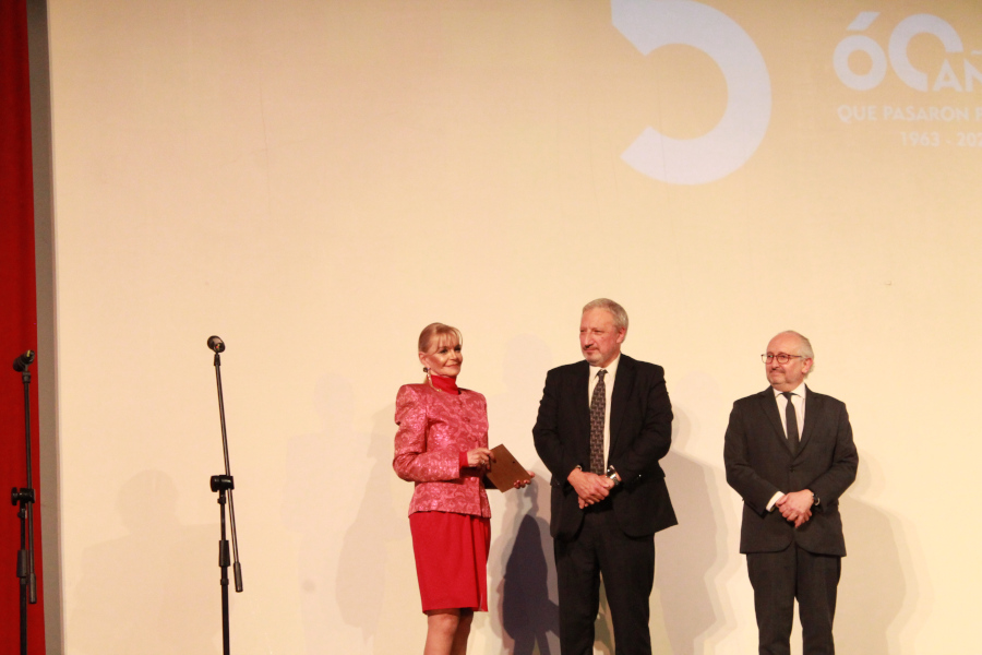 Sra. Julia Moller recibe su distinción