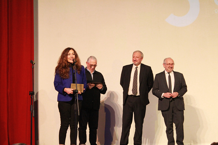 Sra. Carmen Morán recibe la distinción de la Sra. Cristina Morán