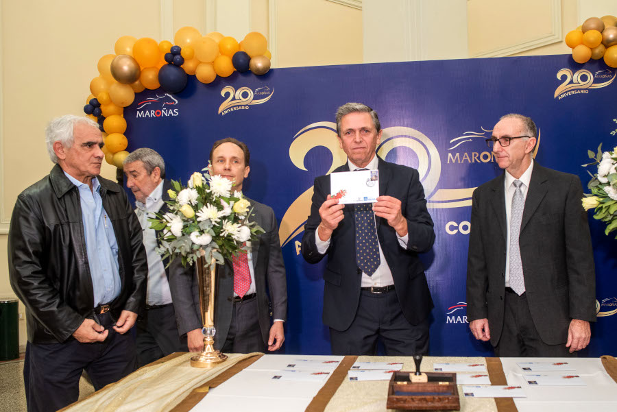 Presidente de Correo Uruguayo exhibe el sobre primer día de emisión