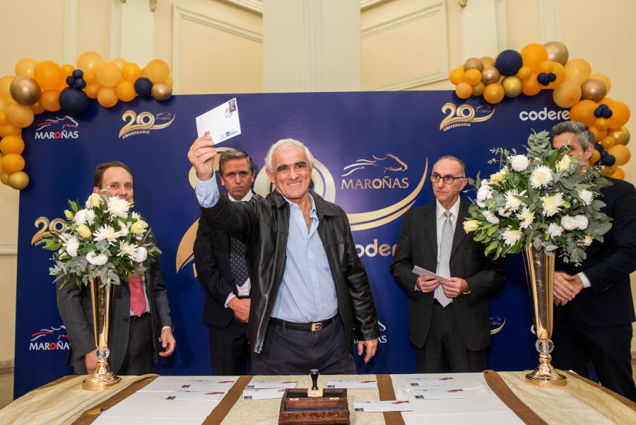 Director de Correo Uruguayo exhibe el sobre primer día de emisión