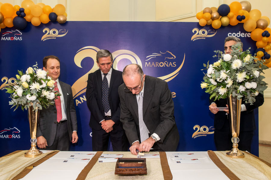 Autoridades realizan la ceremonia de matasellado