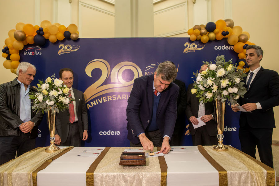 Autoridades realizan la ceremonia de matasellado