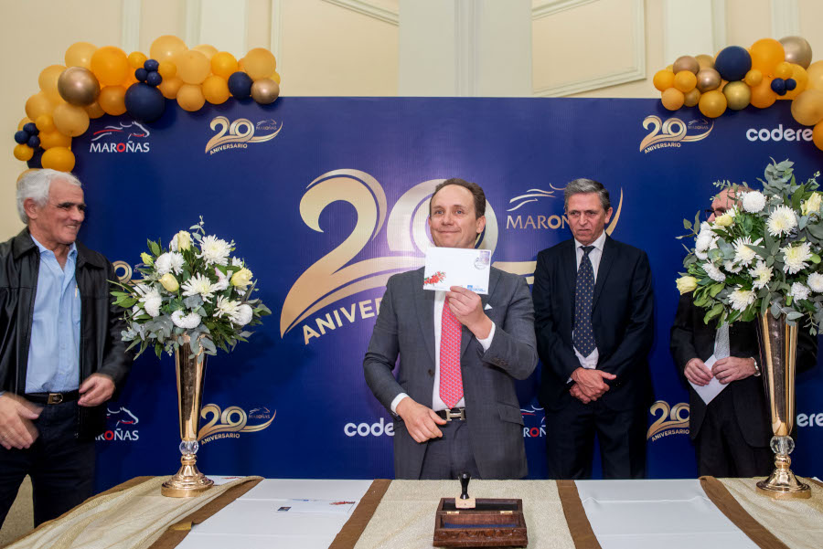 Autoridades de grupo Codere matasellando