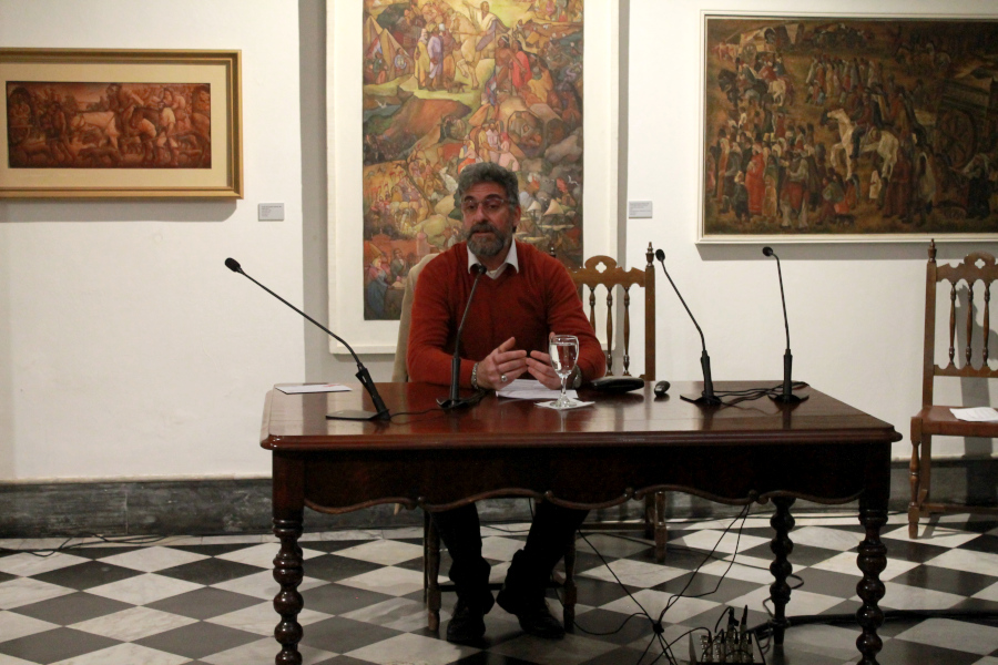 Integrante del equipo de restauración del Museo Histórico Nacional haciendo uso de la palabra
