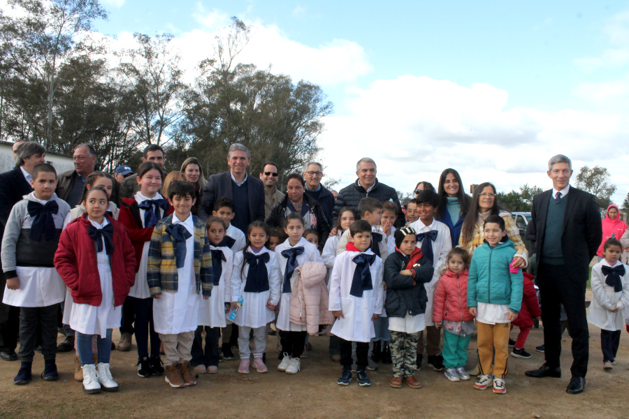 Autoridades junto a escolares de la localidad