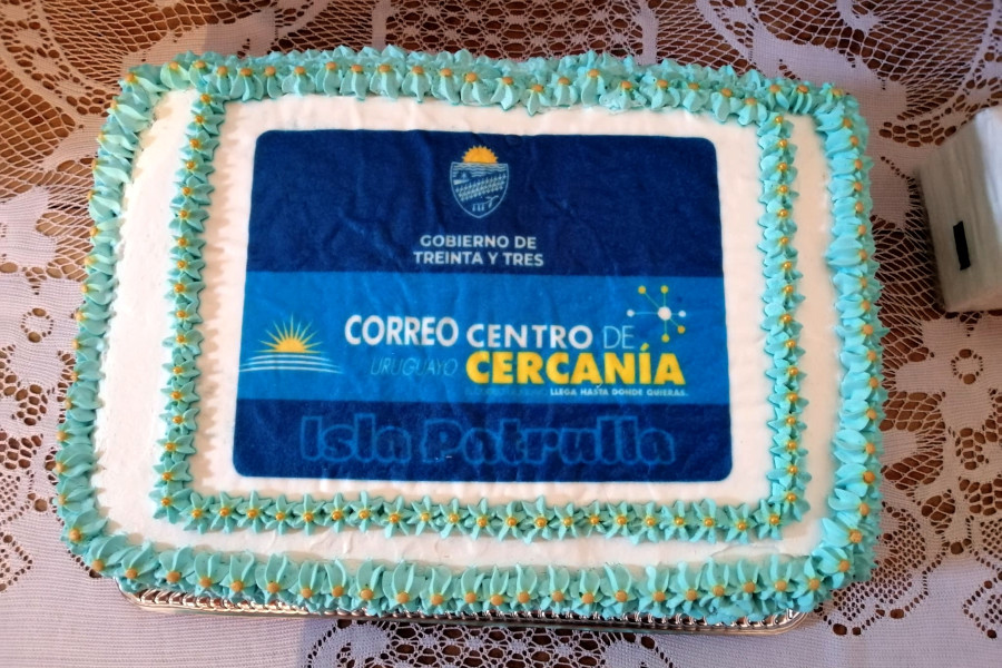 Torta con logos de Intendencia de Treinta y Tres, Correo Uruguayo y Centro de Cercanía
