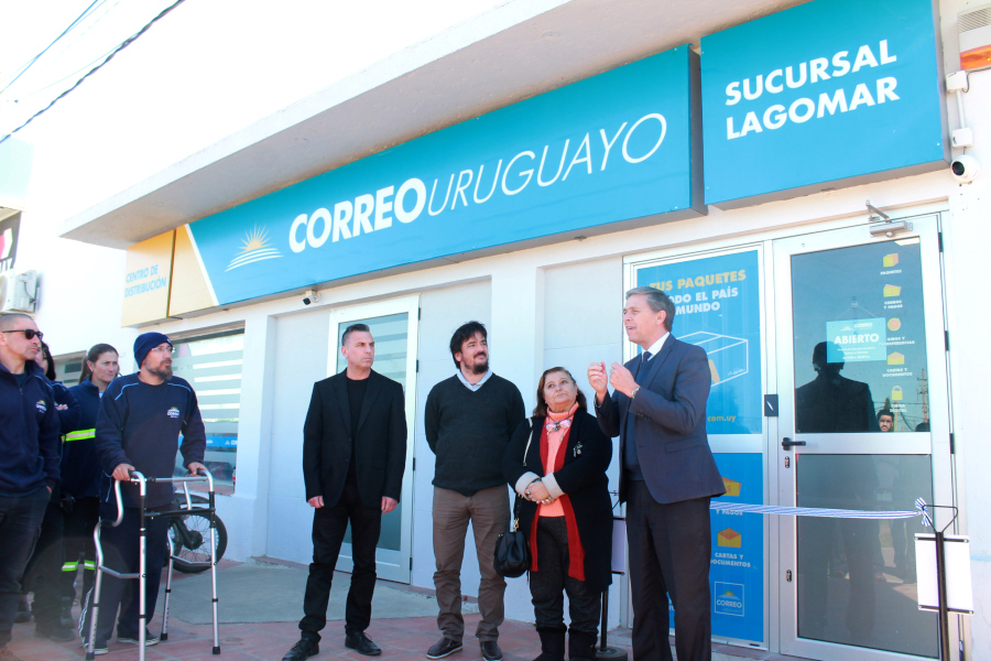 Presidente de Correo Uruguayo haciendo uso de la palabra