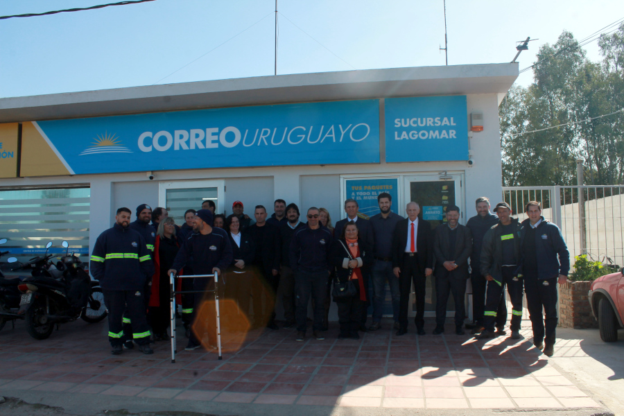 Autoridades y funcionarios en el exterior del nuevo local comercial