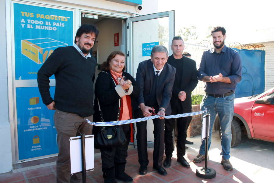 Autoridades realizan el corte de cinta