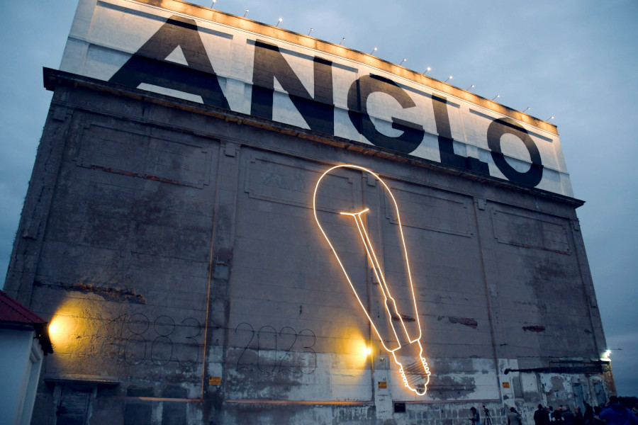 cartel luminoso que reproduce la primera lámpara incandescente que se encendió en el ex Frigorífico Anglo.