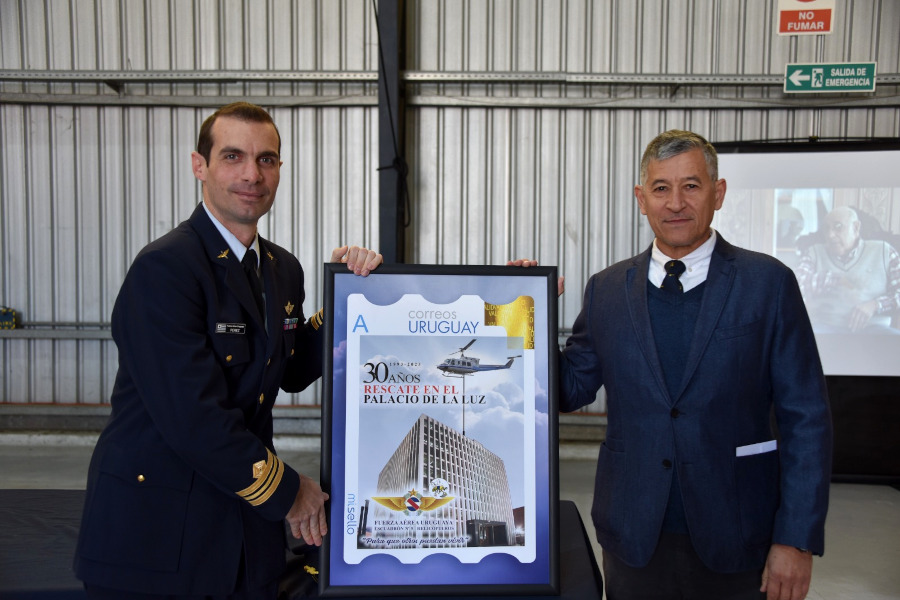 Representantes de la Fuerza Aérea junto a la reproducción del sello personalizado