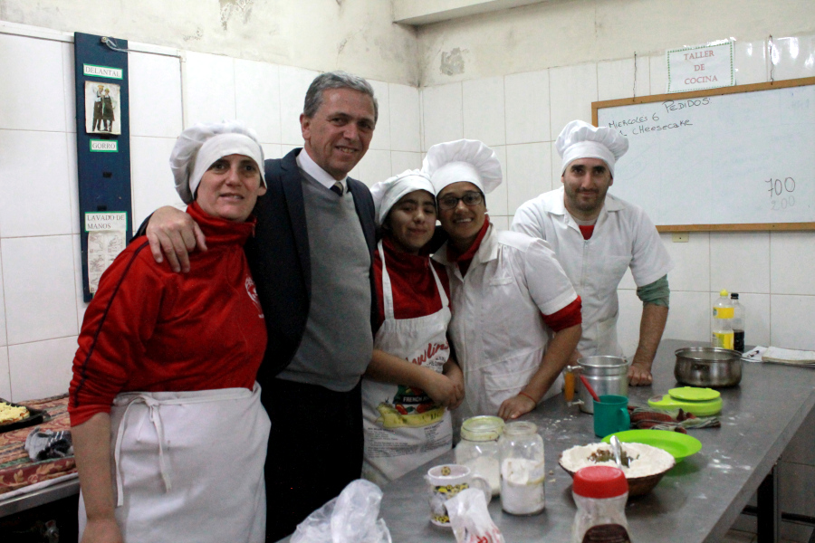 Participantes del taller de gastronomía junto al Presidente de Correo Uruguayo