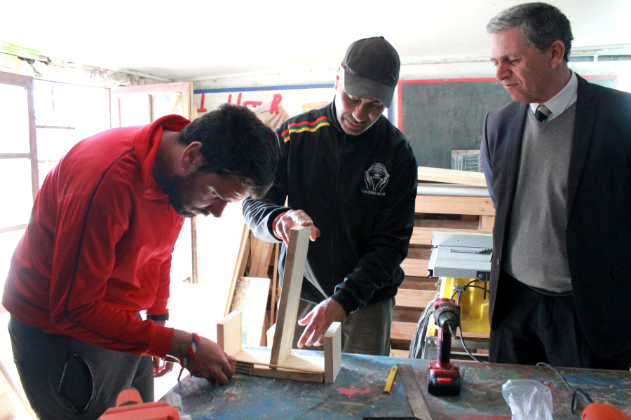 Participantes del taller de carpintería junto al Presidente de Correo Uruguayo