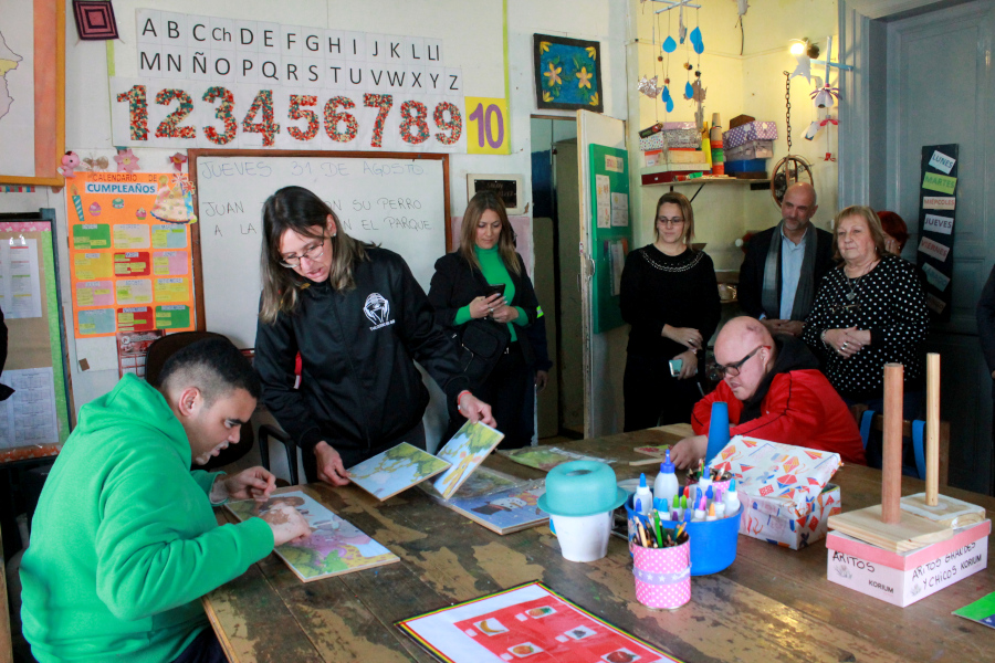 Autoridades de Correo Uruguayo en el salón de educación curricular