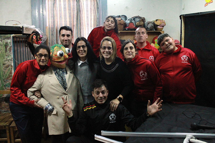 Funcionarios y jóvenes de NA.CRE.VI. durante el taller de expresión artística
