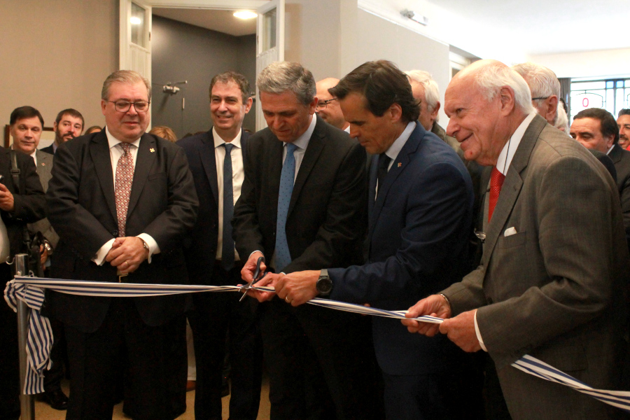 Autoridades presentes realizan el corte de cinta inaugurando la exposición