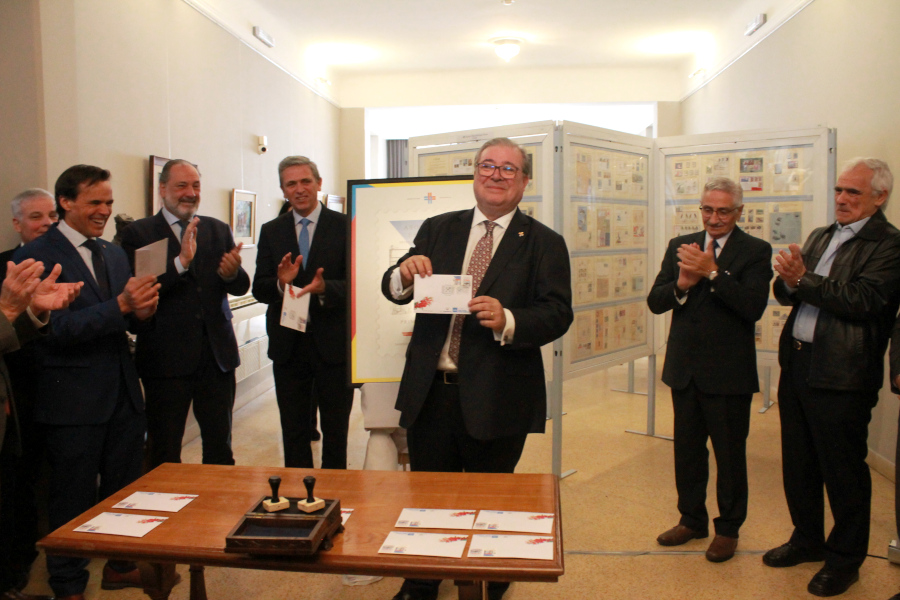 Gerente General de la Asociación Española exhibe el sobre primer día de emisión luego del matasellado