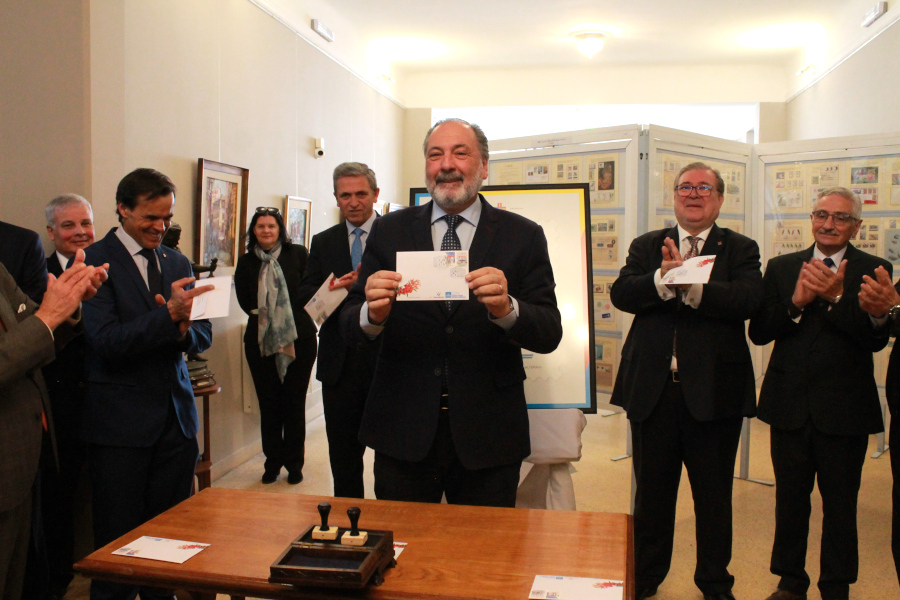 Senador Jorge Gandini realiza la ceremonia de matasellado