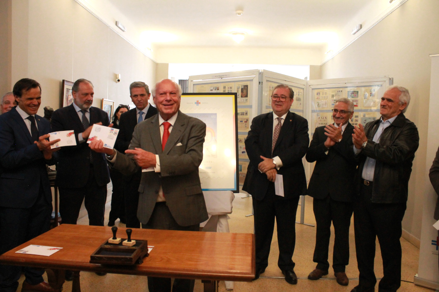 Presidente de Parva Domus realiza la ceremonia de matasellado