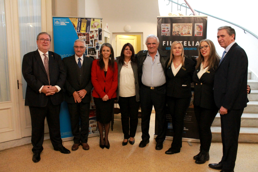 Directorio de Correo Uruguayo y Gerente General de la Asociación Española junto a funcionarias de Coordinación Filatelia y Filatelia Ventas