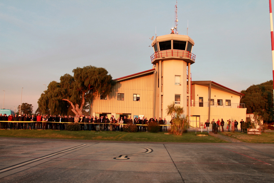 Torre del Aeropuerto de Melilla y público asistente
